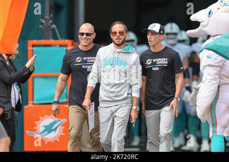 Sonntag, 16. Oktober 2022; Miami Gardens, FL USA; Mike McDaniel, Cheftrainer der Miami Dolphins, nimmt das Feld vor einem NFL-Spiel gegen den Minn in die Hand Stockfoto