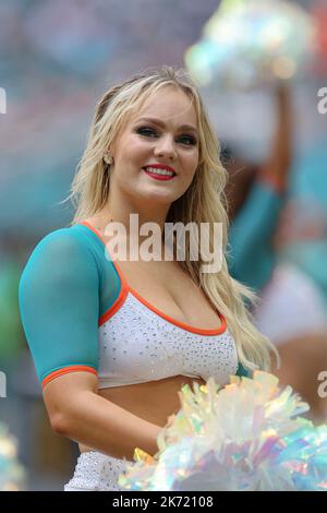 Sonntag, 16. Oktober 2022; Miami Gardens, FL USA; Einer der schönen Miami Dolphins Cheerleader während eines NFL-Gams gegen die Minnesota Vikingse an Stockfoto