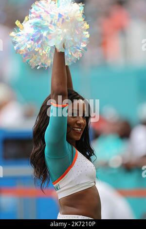 Sonntag, 16. Oktober 2022; Miami Gardens, FL USA; Einer der schönen Miami Dolphins Cheerleader während eines NFL-Gams gegen die Minnesota Vikingse an Stockfoto