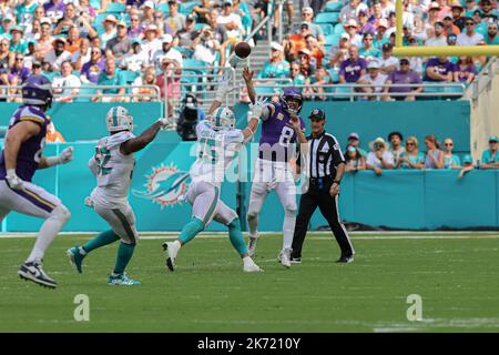 Sonntag, 16. Oktober 2022; Miami Gardens, FL USA; Minnesota Vikings Quarterback Kirk Cousins (8) fällt während eines NFL-Spiels gegen die Mia zurück, um zu bestehen Stockfoto