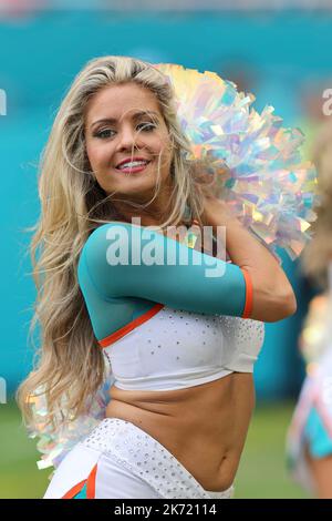 Sonntag, 16. Oktober 2022; Miami Gardens, FL USA; Einer der schönen Miami Dolphins Cheerleader während eines NFL-Gams gegen die Minnesota Vikingse an Stockfoto