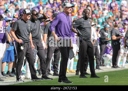 Sonntag, 16. Oktober 2022; Miami Gardens, FL USA; Minnesota Vikings Cheftrainer Kevin O'Connell am Rande während eines NFL-Spiels gegen den Miami D Stockfoto