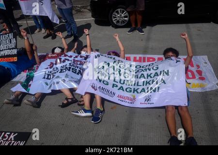 Quezon City, NCR, Philippinen. 16. Oktober 2022. Die Klimademonstranten am Long Quezon City Circle des Landwirtschaftsministeriums anlässlich des Welternährungstages. Wo die Demonstranten, die leere Töpfe und Pfannen trugen, und die peopleÃ¢â‚¬â„¢fordern, dass die Regierung Marcos die Nahrungsmittelkrise angehen sollte. Mehr als 800 werden vor dem Landwirtschaftsministerium (da) gegen den Anstieg der Lebensmittelpreise im Land protestieren und Präsident Marcos, der auch Landwirtschaftsminister ist, auffordern, angesichts der Klima- und Ernährungskrisen peoplesÃ¢â‚¬â„¢ Recht auf Nahrung zu priorisieren. Die steigenden Preise für Grundwaren Stockfoto