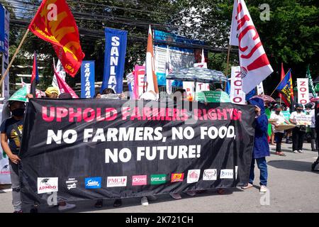 Quezon City, NCR, Philippinen. 16. Oktober 2022. Die Klimademonstranten am Long Quezon City Circle des Landwirtschaftsministeriums anlässlich des Welternährungstages. Wo die Demonstranten, die leere Töpfe und Pfannen trugen, und die peopleÃ¢â‚¬â„¢fordern, dass die Regierung Marcos die Nahrungsmittelkrise angehen sollte. Mehr als 800 werden vor dem Landwirtschaftsministerium (da) gegen den Anstieg der Lebensmittelpreise im Land protestieren und Präsident Marcos, der auch Landwirtschaftsminister ist, auffordern, angesichts der Klima- und Ernährungskrisen peoplesÃ¢â‚¬â„¢ Recht auf Nahrung zu priorisieren. Die steigenden Preise für Grundwaren Stockfoto