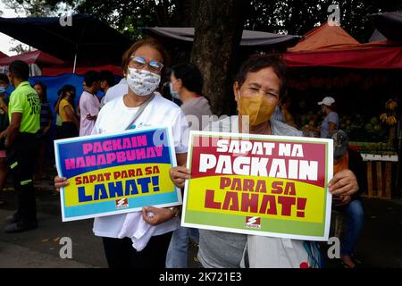 Quezon City, NCR, Philippinen. 16. Oktober 2022. Die Klimademonstranten am Long Quezon City Circle des Landwirtschaftsministeriums anlässlich des Welternährungstages. Wo die Demonstranten, die leere Töpfe und Pfannen trugen, und die peopleÃ¢â‚¬â„¢fordern, dass die Regierung Marcos die Nahrungsmittelkrise angehen sollte. Mehr als 800 werden vor dem Landwirtschaftsministerium (da) gegen den Anstieg der Lebensmittelpreise im Land protestieren und Präsident Marcos, der auch Landwirtschaftsminister ist, auffordern, angesichts der Klima- und Ernährungskrisen peoplesÃ¢â‚¬â„¢ Recht auf Nahrung zu priorisieren. Die steigenden Preise für Grundwaren Stockfoto