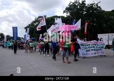 Quezon City, NCR, Philippinen. 16. Oktober 2022. Die Klimademonstranten am Long Quezon City Circle des Landwirtschaftsministeriums anlässlich des Welternährungstages. Wo die Demonstranten, die leere Töpfe und Pfannen trugen, und die peopleÃ¢â‚¬â„¢fordern, dass die Regierung Marcos die Nahrungsmittelkrise angehen sollte. Mehr als 800 werden vor dem Landwirtschaftsministerium (da) gegen den Anstieg der Lebensmittelpreise im Land protestieren und Präsident Marcos, der auch Landwirtschaftsminister ist, auffordern, angesichts der Klima- und Ernährungskrisen peoplesÃ¢â‚¬â„¢ Recht auf Nahrung zu priorisieren. Die steigenden Preise für Grundwaren Stockfoto