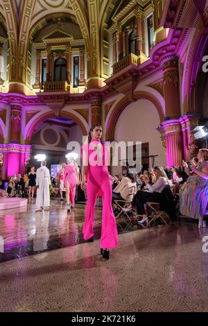 Melbourne, Australien. 16. Oktober 2022. Am Ende der nächtlichen Startbahn der Melbourne Fashion Week laufen Models auf der Startbahn. Am Sonntag wurde die Nachtpiste der Melbourne Fashion Week mit einem glamourösen Setting unter der beeindruckenden, großartigen Kuppel von 333 Collins geschlossen. Die Granitsäulen, dekorativen Bögen und kunstvollen schmiedeeisernen Elemente waren die Kulisse für ein Showcase der australischen High-End-Mode, Melbourne Australia. (Foto von Michael Currie/SOPA Images/Sipa USA) Quelle: SIPA USA/Alamy Live News Stockfoto