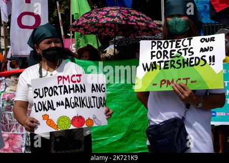 Quezon City, NCR, Philippinen. 16. Oktober 2022. Die Klimademonstranten am Long Quezon City Circle des Landwirtschaftsministeriums anlässlich des Welternährungstages. Wo die Demonstranten, die leere Töpfe und Pfannen trugen, und die peopleÃ¢â‚¬â„¢fordern, dass die Regierung Marcos die Nahrungsmittelkrise angehen sollte. Mehr als 800 werden vor dem Landwirtschaftsministerium (da) gegen den Anstieg der Lebensmittelpreise im Land protestieren und Präsident Marcos, der auch Landwirtschaftsminister ist, auffordern, angesichts der Klima- und Ernährungskrisen peoplesÃ¢â‚¬â„¢ Recht auf Nahrung zu priorisieren. Die steigenden Preise für Grundwaren Stockfoto