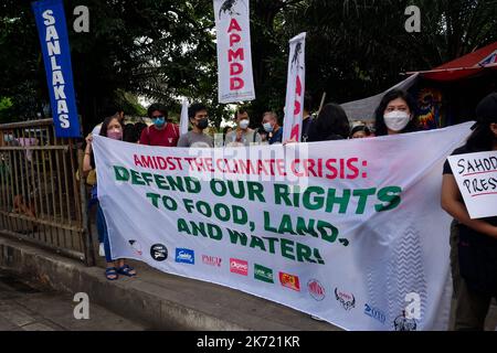 Quezon City, NCR, Philippinen. 16. Oktober 2022. Die Klimademonstranten am Long Quezon City Circle des Landwirtschaftsministeriums anlässlich des Welternährungstages. Wo die Demonstranten, die leere Töpfe und Pfannen trugen, und die peopleÃ¢â‚¬â„¢fordern, dass die Regierung Marcos die Nahrungsmittelkrise angehen sollte. Mehr als 800 werden vor dem Landwirtschaftsministerium (da) gegen den Anstieg der Lebensmittelpreise im Land protestieren und Präsident Marcos, der auch Landwirtschaftsminister ist, auffordern, angesichts der Klima- und Ernährungskrisen peoplesÃ¢â‚¬â„¢ Recht auf Nahrung zu priorisieren. Die steigenden Preise für Grundwaren Stockfoto