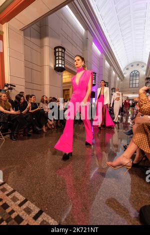 Melbourne, Australien. 16. Oktober 2022. Am Ende der nächtlichen Startbahn der Melbourne Fashion Week laufen Models auf der Startbahn. Am Sonntag wurde die Nachtpiste der Melbourne Fashion Week mit einem glamourösen Setting unter der beeindruckenden, großartigen Kuppel von 333 Collins geschlossen. Die Granitsäulen, dekorativen Bögen und kunstvollen schmiedeeisernen Elemente waren die Kulisse für ein Showcase der australischen High-End-Mode, Melbourne Australia. (Foto von Michael Currie/SOPA Images/Sipa USA) Quelle: SIPA USA/Alamy Live News Stockfoto