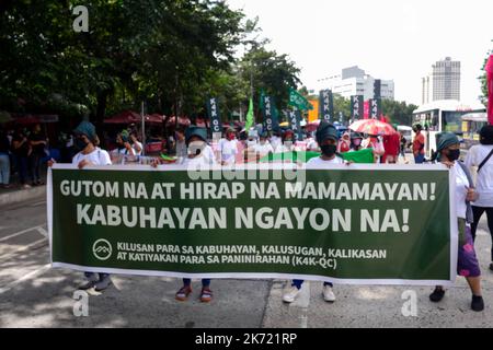 Quezon City, NCR, Philippinen. 16. Oktober 2022. Die Klimademonstranten am Long Quezon City Circle des Landwirtschaftsministeriums anlässlich des Welternährungstages. Wo die Demonstranten, die leere Töpfe und Pfannen trugen, und die peopleÃ¢â‚¬â„¢fordern, dass die Regierung Marcos die Nahrungsmittelkrise angehen sollte. Mehr als 800 werden vor dem Landwirtschaftsministerium (da) gegen den Anstieg der Lebensmittelpreise im Land protestieren und Präsident Marcos, der auch Landwirtschaftsminister ist, auffordern, angesichts der Klima- und Ernährungskrisen peoplesÃ¢â‚¬â„¢ Recht auf Nahrung zu priorisieren. Die steigenden Preise für Grundwaren Stockfoto