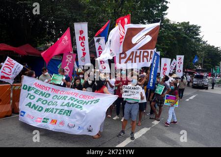Quezon City, NCR, Philippinen. 16. Oktober 2022. Die Klimademonstranten am Long Quezon City Circle des Landwirtschaftsministeriums anlässlich des Welternährungstages. Wo die Demonstranten, die leere Töpfe und Pfannen trugen, und die peopleÃ¢â‚¬â„¢fordern, dass die Regierung Marcos die Nahrungsmittelkrise angehen sollte. Mehr als 800 werden vor dem Landwirtschaftsministerium (da) gegen den Anstieg der Lebensmittelpreise im Land protestieren und Präsident Marcos, der auch Landwirtschaftsminister ist, auffordern, angesichts der Klima- und Ernährungskrisen peoplesÃ¢â‚¬â„¢ Recht auf Nahrung zu priorisieren. Die steigenden Preise für Grundwaren Stockfoto