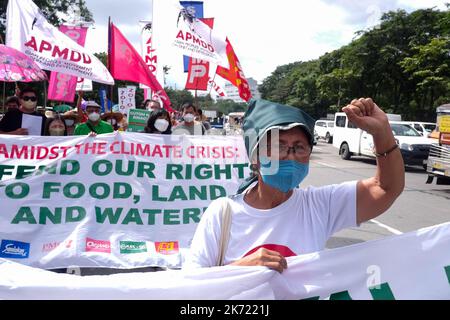 Quezon City, NCR, Philippinen. 16. Oktober 2022. Die Klimademonstranten am Long Quezon City Circle des Landwirtschaftsministeriums anlässlich des Welternährungstages. Wo die Demonstranten, die leere Töpfe und Pfannen trugen, und die peopleÃ¢â‚¬â„¢fordern, dass die Regierung Marcos die Nahrungsmittelkrise angehen sollte. Mehr als 800 werden vor dem Landwirtschaftsministerium (da) gegen den Anstieg der Lebensmittelpreise im Land protestieren und Präsident Marcos, der auch Landwirtschaftsminister ist, auffordern, angesichts der Klima- und Ernährungskrisen peoplesÃ¢â‚¬â„¢ Recht auf Nahrung zu priorisieren. Die steigenden Preise für Grundwaren Stockfoto