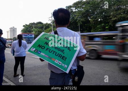 Quezon City, NCR, Philippinen. 16. Oktober 2022. Die Klimademonstranten am Long Quezon City Circle des Landwirtschaftsministeriums anlässlich des Welternährungstages. Wo die Demonstranten, die leere Töpfe und Pfannen trugen, und die peopleÃ¢â‚¬â„¢fordern, dass die Regierung Marcos die Nahrungsmittelkrise angehen sollte. Mehr als 800 werden vor dem Landwirtschaftsministerium (da) gegen den Anstieg der Lebensmittelpreise im Land protestieren und Präsident Marcos, der auch Landwirtschaftsminister ist, auffordern, angesichts der Klima- und Ernährungskrisen peoplesÃ¢â‚¬â„¢ Recht auf Nahrung zu priorisieren. Die steigenden Preise für Grundwaren Stockfoto