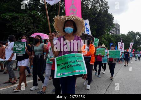 Quezon City, NCR, Philippinen. 16. Oktober 2022. Die Klimademonstranten am Long Quezon City Circle des Landwirtschaftsministeriums anlässlich des Welternährungstages. Wo die Demonstranten, die leere Töpfe und Pfannen trugen, und die peopleÃ¢â‚¬â„¢fordern, dass die Regierung Marcos die Nahrungsmittelkrise angehen sollte. Mehr als 800 werden vor dem Landwirtschaftsministerium (da) gegen den Anstieg der Lebensmittelpreise im Land protestieren und Präsident Marcos, der auch Landwirtschaftsminister ist, auffordern, angesichts der Klima- und Ernährungskrisen peoplesÃ¢â‚¬â„¢ Recht auf Nahrung zu priorisieren. Die steigenden Preise für Grundwaren Stockfoto