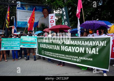 Quezon City, NCR, Philippinen. 16. Oktober 2022. Die Klimademonstranten am Long Quezon City Circle des Landwirtschaftsministeriums anlässlich des Welternährungstages. Wo die Demonstranten, die leere Töpfe und Pfannen trugen, und die peopleÃ¢â‚¬â„¢fordern, dass die Regierung Marcos die Nahrungsmittelkrise angehen sollte. Mehr als 800 werden vor dem Landwirtschaftsministerium (da) gegen den Anstieg der Lebensmittelpreise im Land protestieren und Präsident Marcos, der auch Landwirtschaftsminister ist, auffordern, angesichts der Klima- und Ernährungskrisen peoplesÃ¢â‚¬â„¢ Recht auf Nahrung zu priorisieren. Die steigenden Preise für Grundwaren Stockfoto
