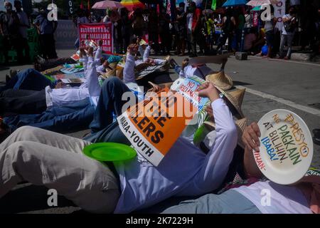 Quezon City, NCR, Philippinen. 16. Oktober 2022. Die Klimademonstranten am Long Quezon City Circle des Landwirtschaftsministeriums anlässlich des Welternährungstages. Wo die Demonstranten, die leere Töpfe und Pfannen trugen, und die peopleÃ¢â‚¬â„¢fordern, dass die Regierung Marcos die Nahrungsmittelkrise angehen sollte. Mehr als 800 werden vor dem Landwirtschaftsministerium (da) gegen den Anstieg der Lebensmittelpreise im Land protestieren und Präsident Marcos, der auch Landwirtschaftsminister ist, auffordern, angesichts der Klima- und Ernährungskrisen peoplesÃ¢â‚¬â„¢ Recht auf Nahrung zu priorisieren. Die steigenden Preise für Grundwaren Stockfoto