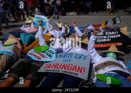 Quezon City, NCR, Philippinen. 16. Oktober 2022. Die Klimademonstranten am Long Quezon City Circle des Landwirtschaftsministeriums anlässlich des Welternährungstages. Wo die Demonstranten, die leere Töpfe und Pfannen trugen, und die peopleÃ¢â‚¬â„¢fordern, dass die Regierung Marcos die Nahrungsmittelkrise angehen sollte. Mehr als 800 werden vor dem Landwirtschaftsministerium (da) gegen den Anstieg der Lebensmittelpreise im Land protestieren und Präsident Marcos, der auch Landwirtschaftsminister ist, auffordern, angesichts der Klima- und Ernährungskrisen peoplesÃ¢â‚¬â„¢ Recht auf Nahrung zu priorisieren. Die steigenden Preise für Grundwaren Stockfoto