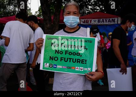 Quezon City, NCR, Philippinen. 16. Oktober 2022. Die Klimademonstranten am Long Quezon City Circle des Landwirtschaftsministeriums anlässlich des Welternährungstages. Wo die Demonstranten, die leere Töpfe und Pfannen trugen, und die peopleÃ¢â‚¬â„¢fordern, dass die Regierung Marcos die Nahrungsmittelkrise angehen sollte. Mehr als 800 werden vor dem Landwirtschaftsministerium (da) gegen den Anstieg der Lebensmittelpreise im Land protestieren und Präsident Marcos, der auch Landwirtschaftsminister ist, auffordern, angesichts der Klima- und Ernährungskrisen peoplesÃ¢â‚¬â„¢ Recht auf Nahrung zu priorisieren. Die steigenden Preise für Grundwaren Stockfoto