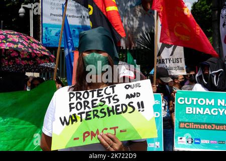 Quezon City, NCR, Philippinen. 16. Oktober 2022. Die Klimademonstranten am Long Quezon City Circle des Landwirtschaftsministeriums anlässlich des Welternährungstages. Wo die Demonstranten, die leere Töpfe und Pfannen trugen, und die peopleÃ¢â‚¬â„¢fordern, dass die Regierung Marcos die Nahrungsmittelkrise angehen sollte. Mehr als 800 werden vor dem Landwirtschaftsministerium (da) gegen den Anstieg der Lebensmittelpreise im Land protestieren und Präsident Marcos, der auch Landwirtschaftsminister ist, auffordern, angesichts der Klima- und Ernährungskrisen peoplesÃ¢â‚¬â„¢ Recht auf Nahrung zu priorisieren. Die steigenden Preise für Grundwaren Stockfoto