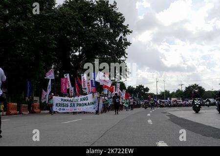 Quezon City, NCR, Philippinen. 16. Oktober 2022. Die Klimademonstranten am Long Quezon City Circle des Landwirtschaftsministeriums anlässlich des Welternährungstages. Wo die Demonstranten, die leere Töpfe und Pfannen trugen, und die peopleÃ¢â‚¬â„¢fordern, dass die Regierung Marcos die Nahrungsmittelkrise angehen sollte. Mehr als 800 werden vor dem Landwirtschaftsministerium (da) gegen den Anstieg der Lebensmittelpreise im Land protestieren und Präsident Marcos, der auch Landwirtschaftsminister ist, auffordern, angesichts der Klima- und Ernährungskrisen peoplesÃ¢â‚¬â„¢ Recht auf Nahrung zu priorisieren. Die steigenden Preise für Grundwaren Stockfoto