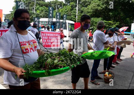 Quezon City, NCR, Philippinen. 16. Oktober 2022. Die Klimademonstranten am Long Quezon City Circle des Landwirtschaftsministeriums anlässlich des Welternährungstages. Wo die Demonstranten, die leere Töpfe und Pfannen trugen, und die peopleÃ¢â‚¬â„¢fordern, dass die Regierung Marcos die Nahrungsmittelkrise angehen sollte. Mehr als 800 werden vor dem Landwirtschaftsministerium (da) gegen den Anstieg der Lebensmittelpreise im Land protestieren und Präsident Marcos, der auch Landwirtschaftsminister ist, auffordern, angesichts der Klima- und Ernährungskrisen peoplesÃ¢â‚¬â„¢ Recht auf Nahrung zu priorisieren. Die steigenden Preise für Grundwaren Stockfoto