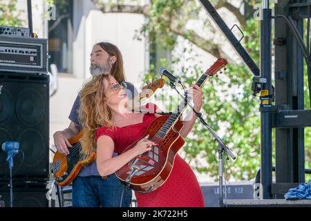 Layla Musselwhite spielt Slide-Gitarre beim Crescent City Blues and BBQ Festival am 15. Oktober 2022 auf dem Lafayette Square in New Orleans, Louisiana, USA Stockfoto