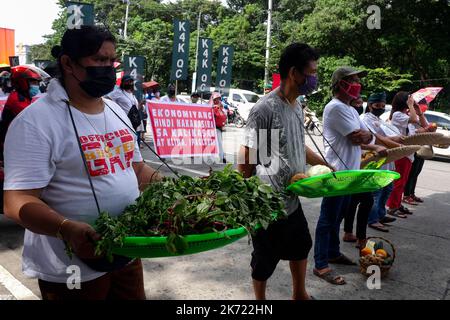 Quezon City, NCR, Philippinen. 16. Oktober 2022. Die Klimademonstranten am Long Quezon City Circle des Landwirtschaftsministeriums anlässlich des Welternährungstages. Wo die Demonstranten, die leere Töpfe und Pfannen trugen, und die peopleÃ¢â‚¬â„¢fordern, dass die Regierung Marcos die Nahrungsmittelkrise angehen sollte. Mehr als 800 werden vor dem Landwirtschaftsministerium (da) gegen den Anstieg der Lebensmittelpreise im Land protestieren und Präsident Marcos, der auch Landwirtschaftsminister ist, auffordern, angesichts der Klima- und Ernährungskrisen peoplesÃ¢â‚¬â„¢ Recht auf Nahrung zu priorisieren. Die steigenden Preise für Grundwaren Stockfoto