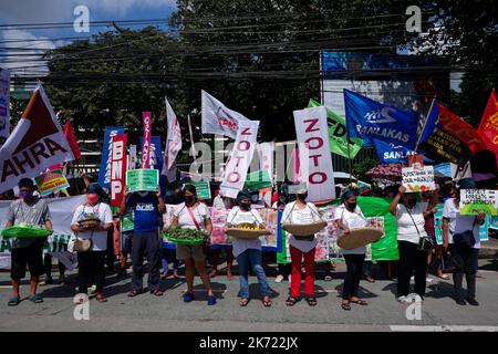 Quezon City, NCR, Philippinen. 16. Oktober 2022. Die Klimademonstranten am Long Quezon City Circle des Landwirtschaftsministeriums anlässlich des Welternährungstages. Wo die Demonstranten, die leere Töpfe und Pfannen trugen, und die peopleÃ¢â‚¬â„¢fordern, dass die Regierung Marcos die Nahrungsmittelkrise angehen sollte. Mehr als 800 werden vor dem Landwirtschaftsministerium (da) gegen den Anstieg der Lebensmittelpreise im Land protestieren und Präsident Marcos, der auch Landwirtschaftsminister ist, auffordern, angesichts der Klima- und Ernährungskrisen peoplesÃ¢â‚¬â„¢ Recht auf Nahrung zu priorisieren. Die steigenden Preise für Grundwaren Stockfoto