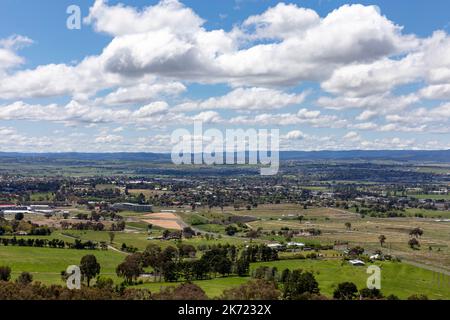 Von oben aus hat man einen Blick auf die Rennstrecke des Mount Panorama und die Landschaft um Bathurst und die zentralen Hochebenen, NSW, Australien Stockfoto