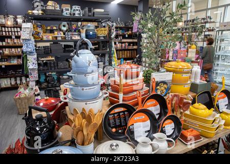 Küchenwarengeschäft in Orange New South Wales, wo Le Creuset Küchengeschirr Töpfe und Pfannen und Kasserolentöpfe verkauft, NSW, Australien Stockfoto