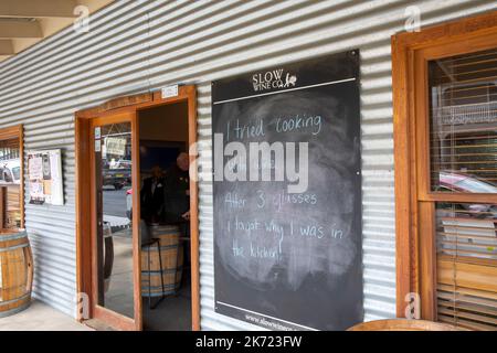 Slow Wine Co in Millthorpe, NSW, mit Leuten in der Weinkellerei, die Weine probieren, NSW, Australien Stockfoto