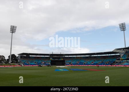 Hobart, Australien. 17.. Oktober 2022. Die allgemeine Sicht auf den Boden nach dem Spiel hört aufgrund des Regens während des ICC Men's World Cup Match T20 zwischen West Indies und Schottland am 17. Oktober 2022 in Hobart, Australien, auf. BILD NUR FÜR REDAKTIONELLE VERWENDUNG - AUSSCHLIESSLICH KEINE KOMMERZIELLE NUTZUNG Quelle: Izhar Ahmed Khan/Alamy Live News/Alamy Live News Stockfoto