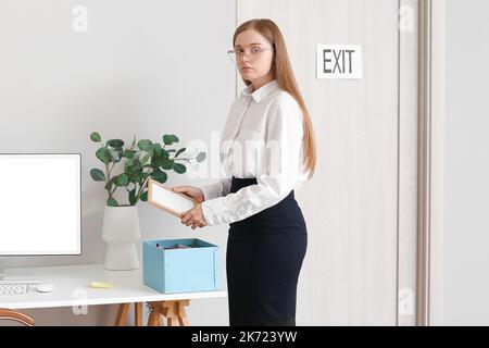 Gefeuert junge Frau packen ihre Sachen im Büro Stockfoto