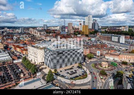 LEEDS, GROSSBRITANNIEN - 28. SEPTEMBER 2022. Luftpanoramabsicht auf das Stadtzentrum von Leeds mit Busbahnhof und Victoria Einkaufszentrum mit John Lewis Store Stockfoto