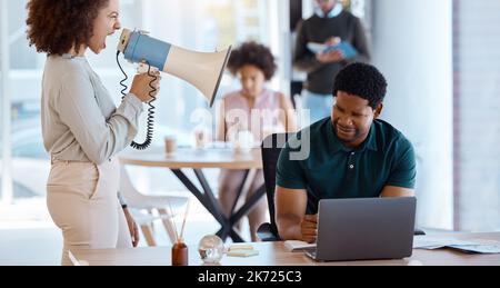 Schwarzer Mann, Laptop und Chef auf Megaphon wütend oder schreiend auf Mitarbeiter. Lautsprecher, Führungskraft und Geschäftsfrau mit Bullhorn schreiend gestresst oder Stockfoto