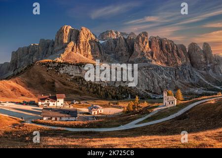 Grödner Pass, Italien - Panoramablick auf den Brunecker Turm (Mur del Pisciadu), der zur Sellagruppe in den italienischen Dolomiten im Süden gehört Stockfoto