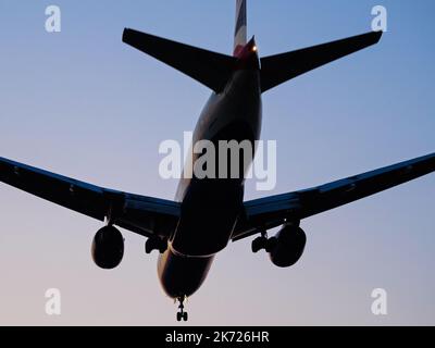 Richmond, British Columbia, Kanada. 16. Oktober 2022. Ein Boeing 777-200ER-Jetliner (G-YMMT) von British Airways, der in der Dämmerung auf dem Vancouver International Airport landet. (Bild: © Bayne Stanley/ZUMA Press Wire) Stockfoto