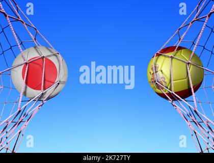 Zwei Fußballbälle in Flaggen Japan und Spanien, im Netz Stockfoto
