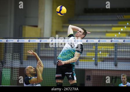 PalaBianchini, Latina, Italien, 16. Oktober 2022, Volpato Marco attackiert (Pallavolo Padova) während des Top Volley Cisterna gegen Pallavolo Padova - Volleyball Stockfoto