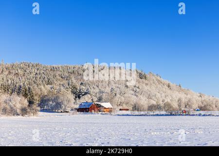 Farm an einem Hügel an einem kalten Wintertag auf dem Land Stockfoto