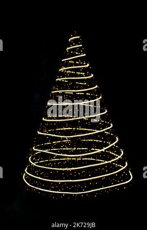 Defokussierten Lichter Weihnachtsbaum auf schwarzem isolierten Hintergrund. Designelement. Neujahr. Speicherplatz kopieren Stockfoto