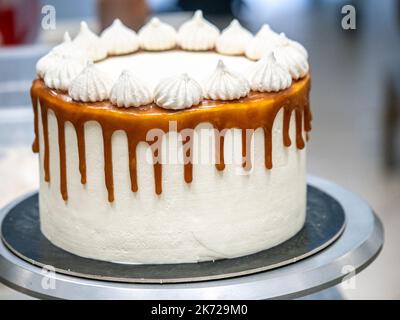 Essen handwerklich Desginer Belag einer süßen Sahnehäubchen salzigen Karamell Milchkuchen Stockfoto