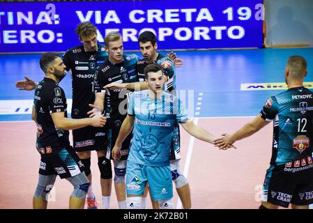 PalaBianchini, Latina, Italien, 16. Oktober 2022, Jubel (Pallavolo Padova) während des Top Volley Cisterna gegen Pallavolo Padova - Volleyball Ital SE Stockfoto