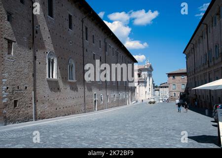 Piazza del Rinascimento mit Palazzo Ducale, Urbino, Pesaro Urbino, Marken, Italien, Europa Stockfoto