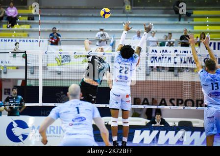 PalaBianchini, Latina, Italien, 16. Oktober 2022, Petkovic Dusan Angriff (Pallavolo Padova) während des Top Volley Cisterna gegen Pallavolo Padova - Volleyball Stockfoto