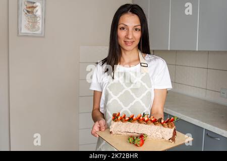 Der Konditor macht mit seinen eigenen Händen einen Hochzeitstorte Stockfoto