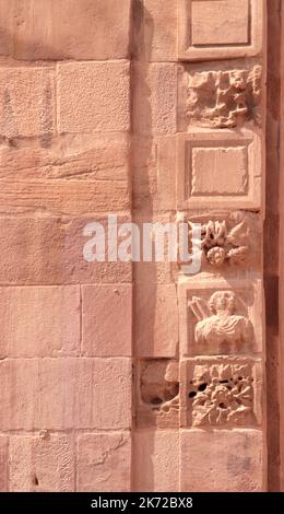 Altes Flachrelief an der Wand in Petra (Rote Rosenstadt), Jordanien. UNESCO-Weltkulturerbe Stockfoto