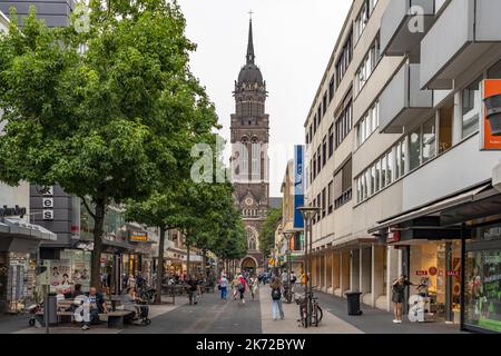 Fussgängerzone Rheinstrasse und die katholische Kirche St. Dionysius, Krefeld, Nordrhein-Westfalen, Deutschland, Europa | Fußgängerzone Rheinstrass Stockfoto