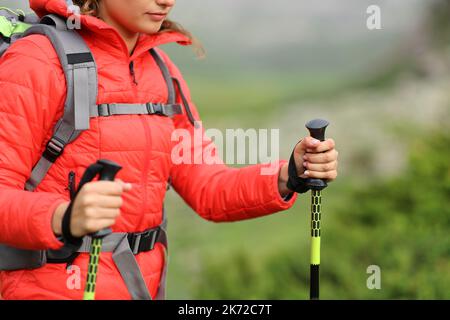 Wanderer Hände mit Stöcken allein in den Berg zu wandern Stockfoto